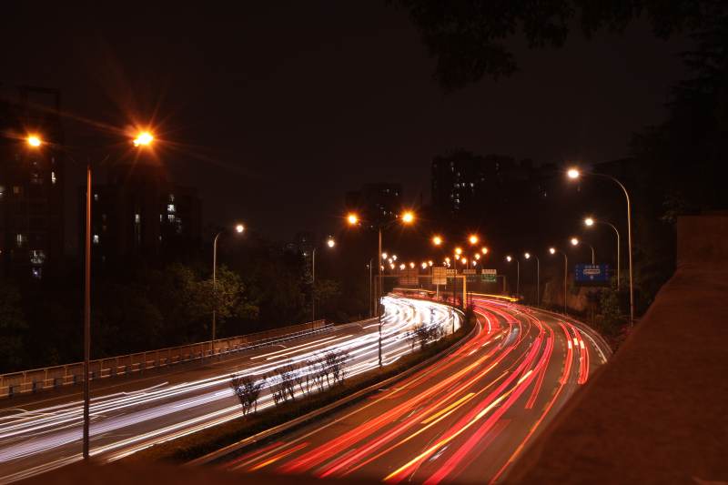 夜间城市交通流图片