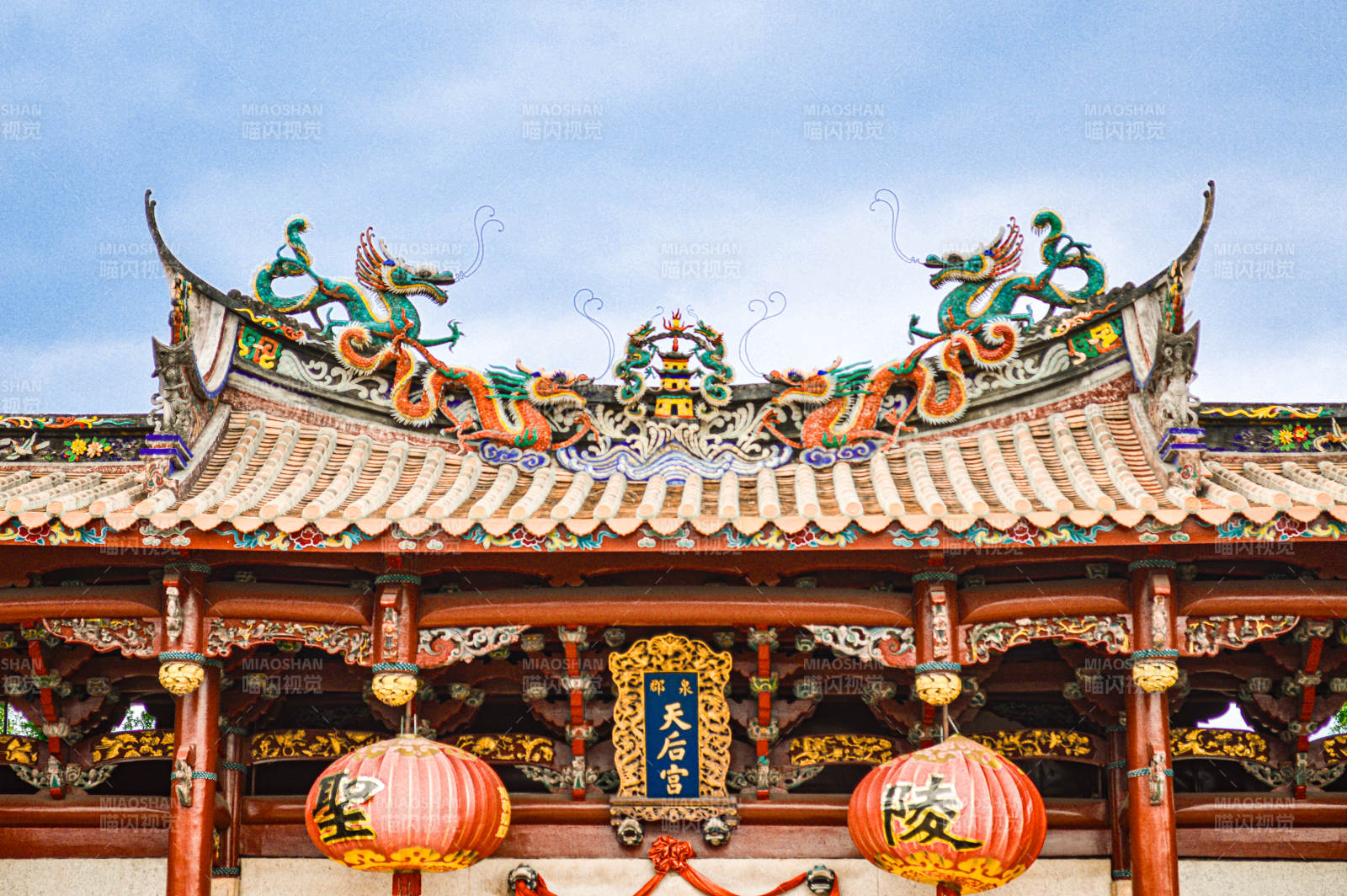 庙宇飞檐与龙雕图片