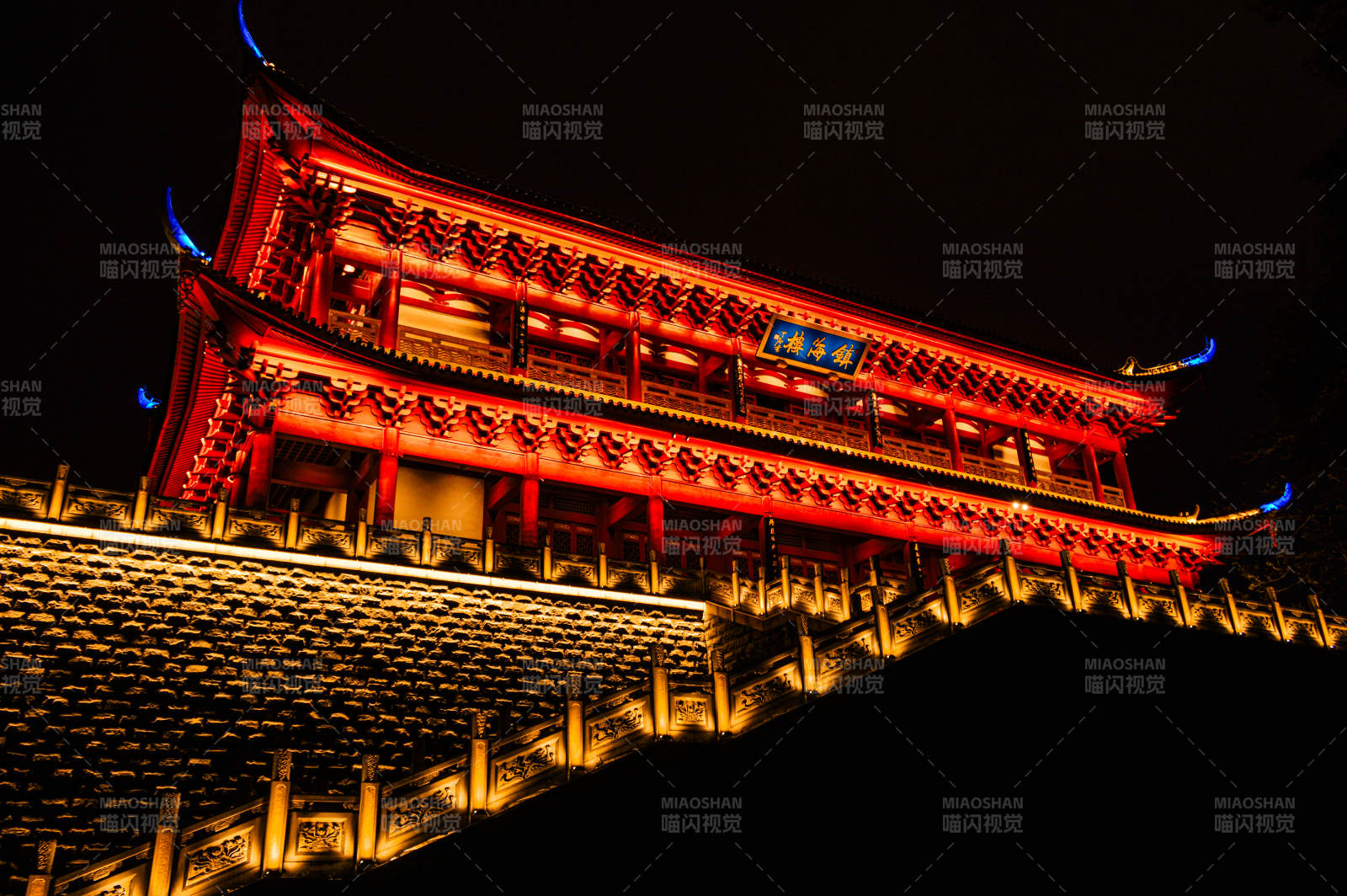 夜色中的古建筑图片