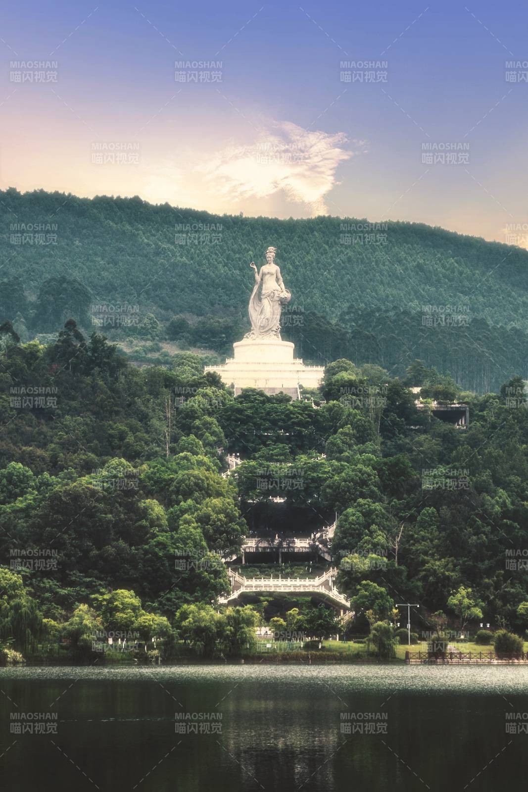 湖畔观音像图片