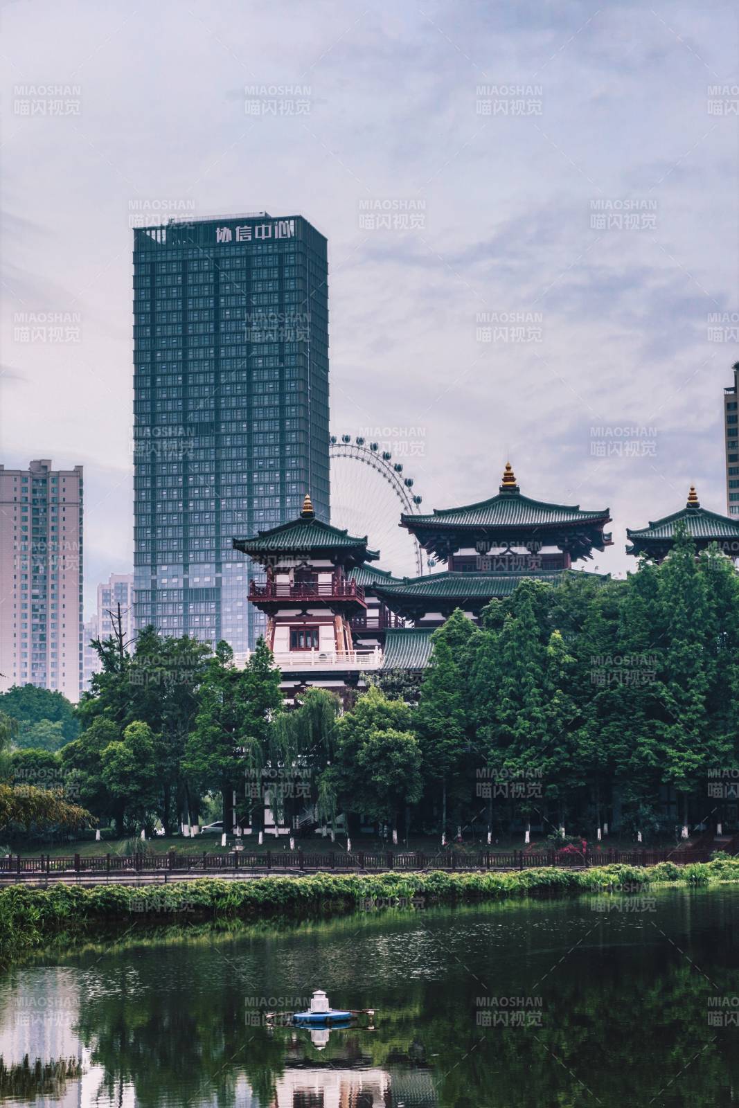 城市与古建筑的对比图片