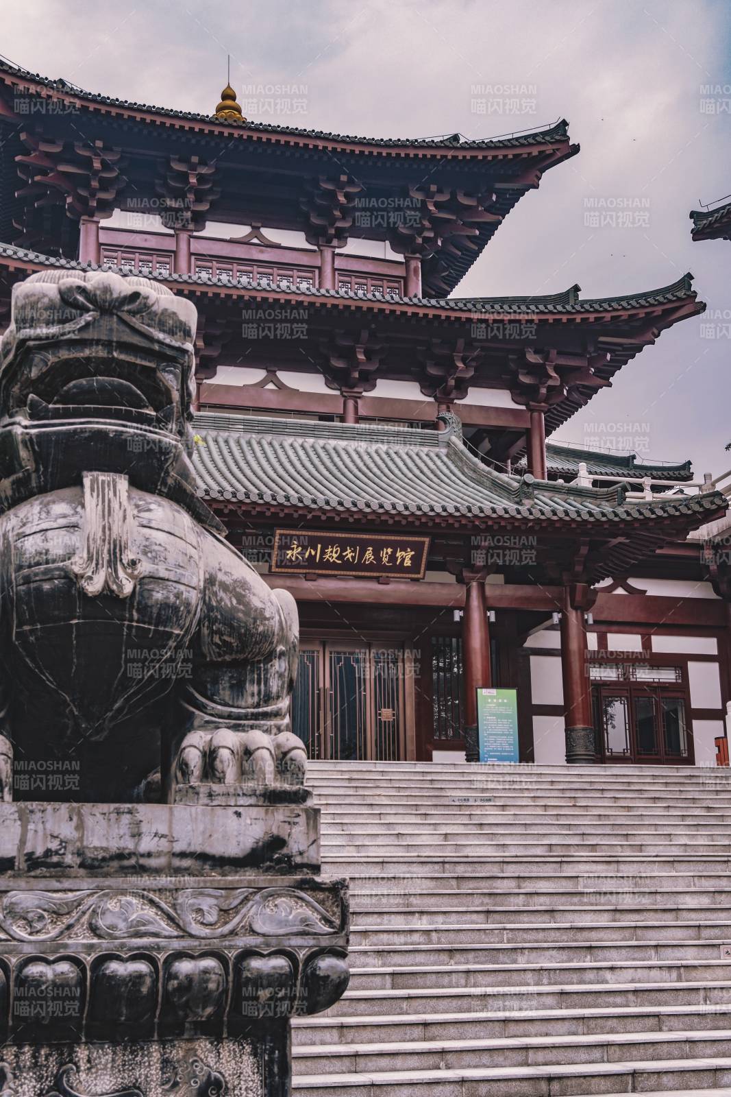 古寺石狮迎宾图图片