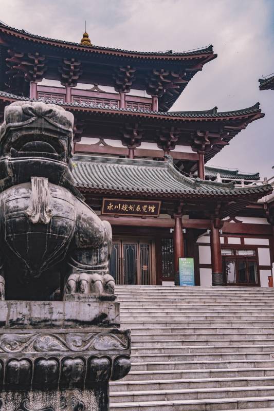 古寺石狮迎宾图图片