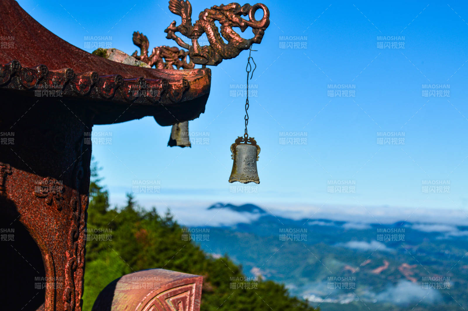 山巅古刹风铃响图片