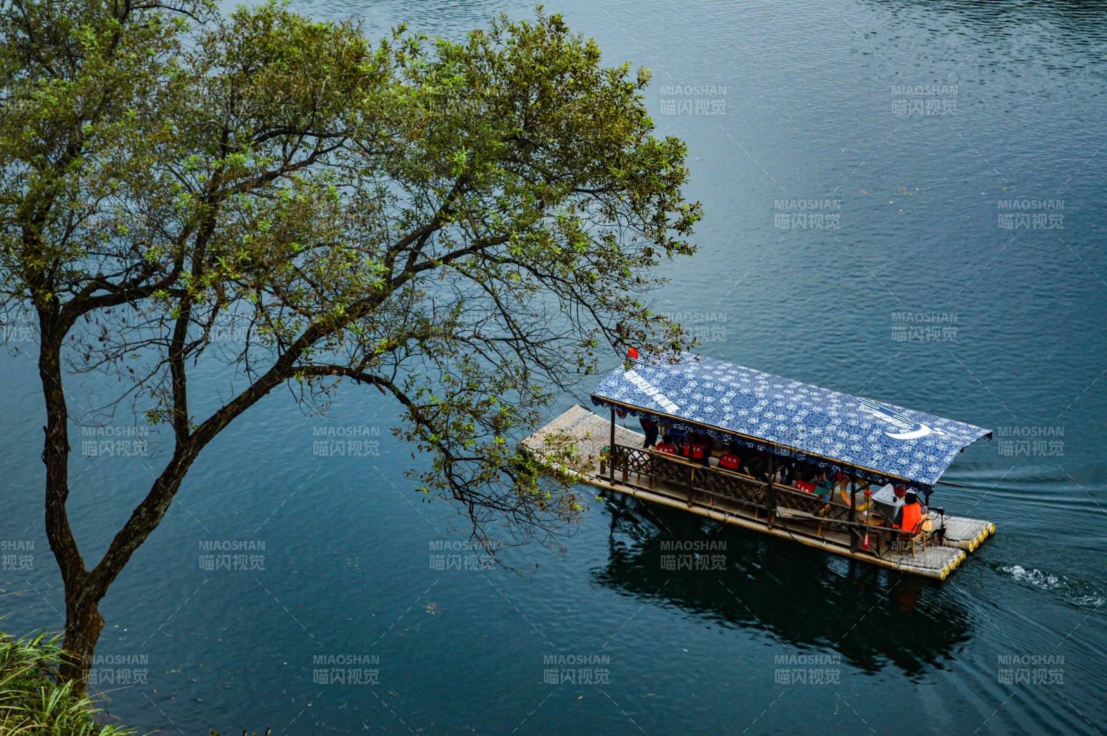 湖上小船游图片