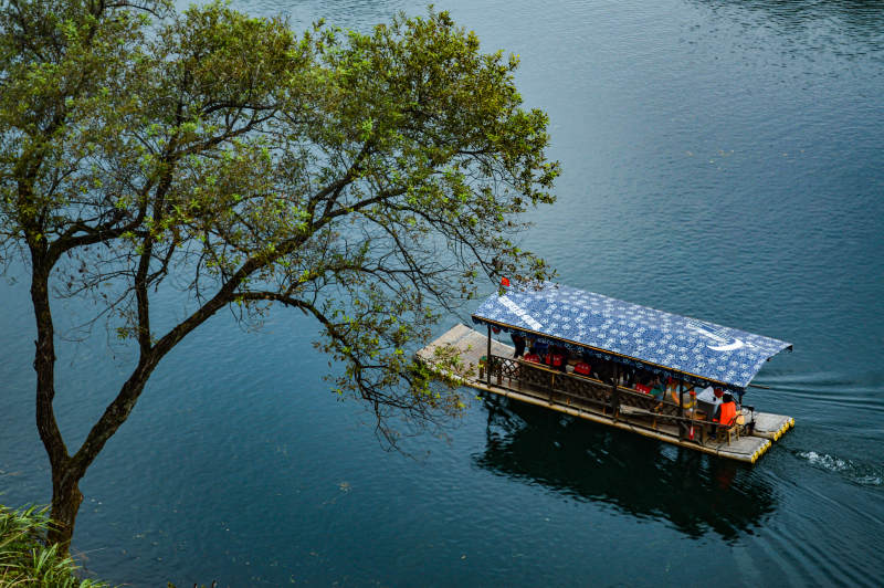 湖上小船游图片