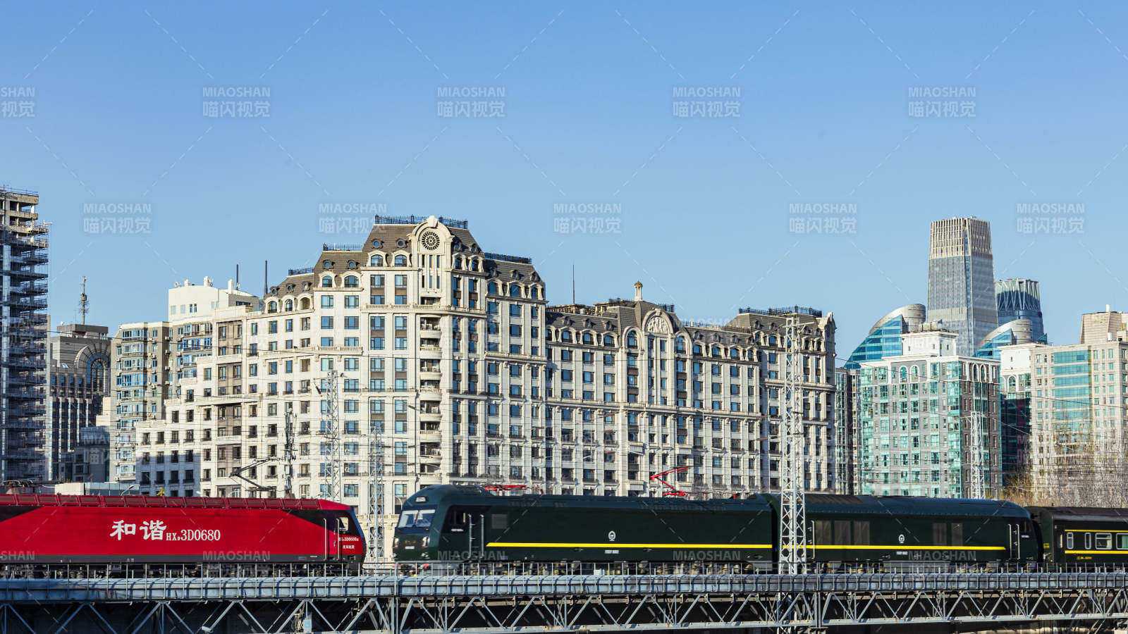 城市铁轨上的列车图片