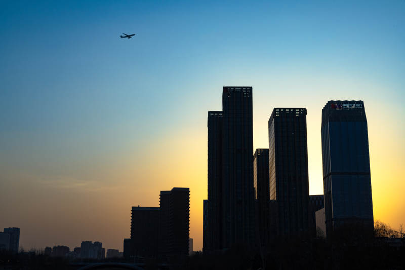 夕阳下的城市剪影图片