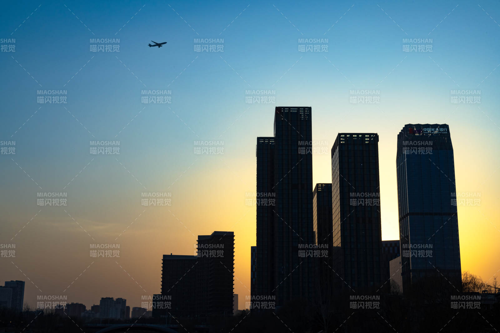 夕阳下的城市剪影图片