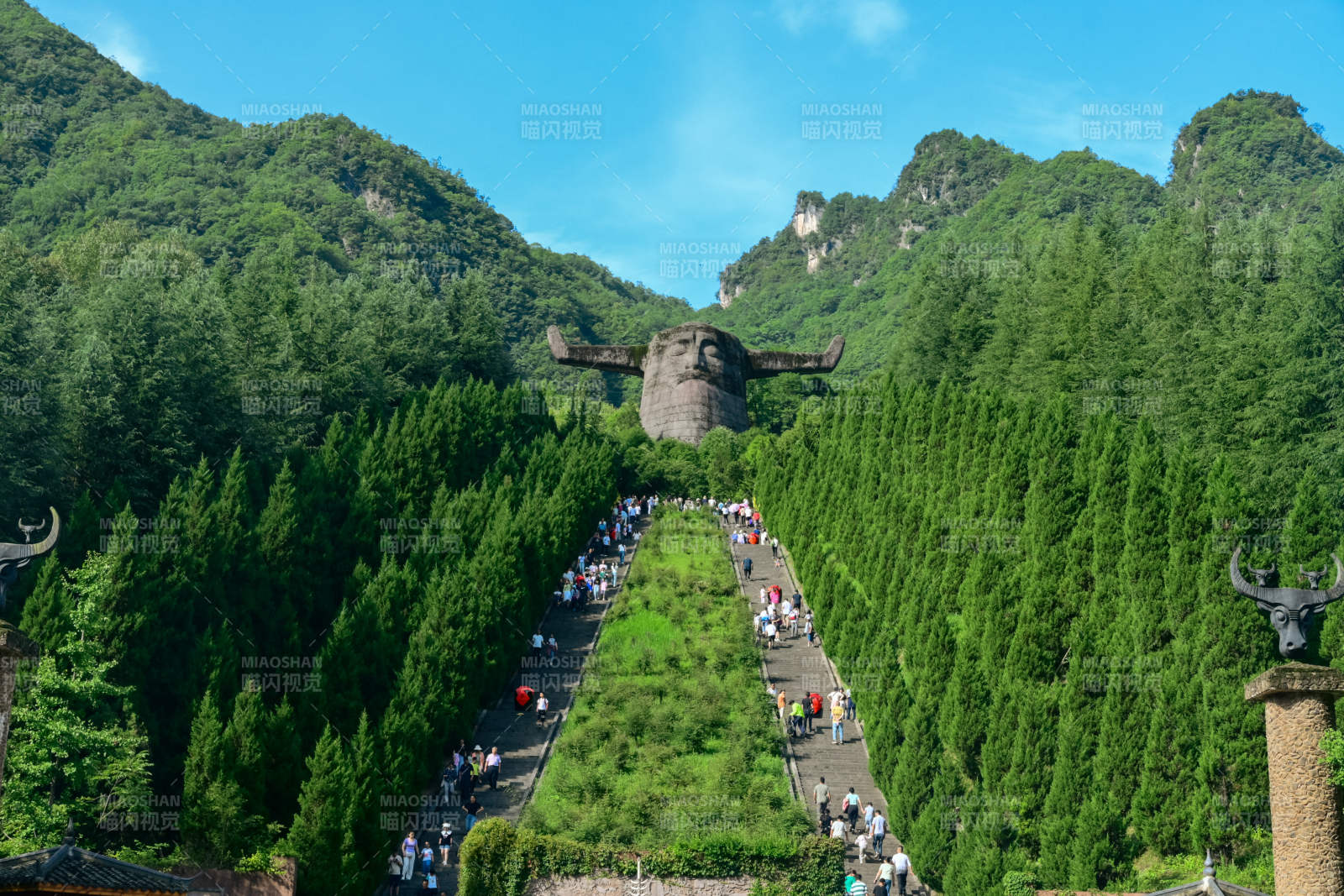 登山游人如织 雕像巍峨图片