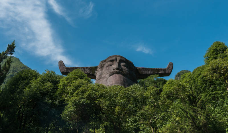山林中的巨石雕像图片