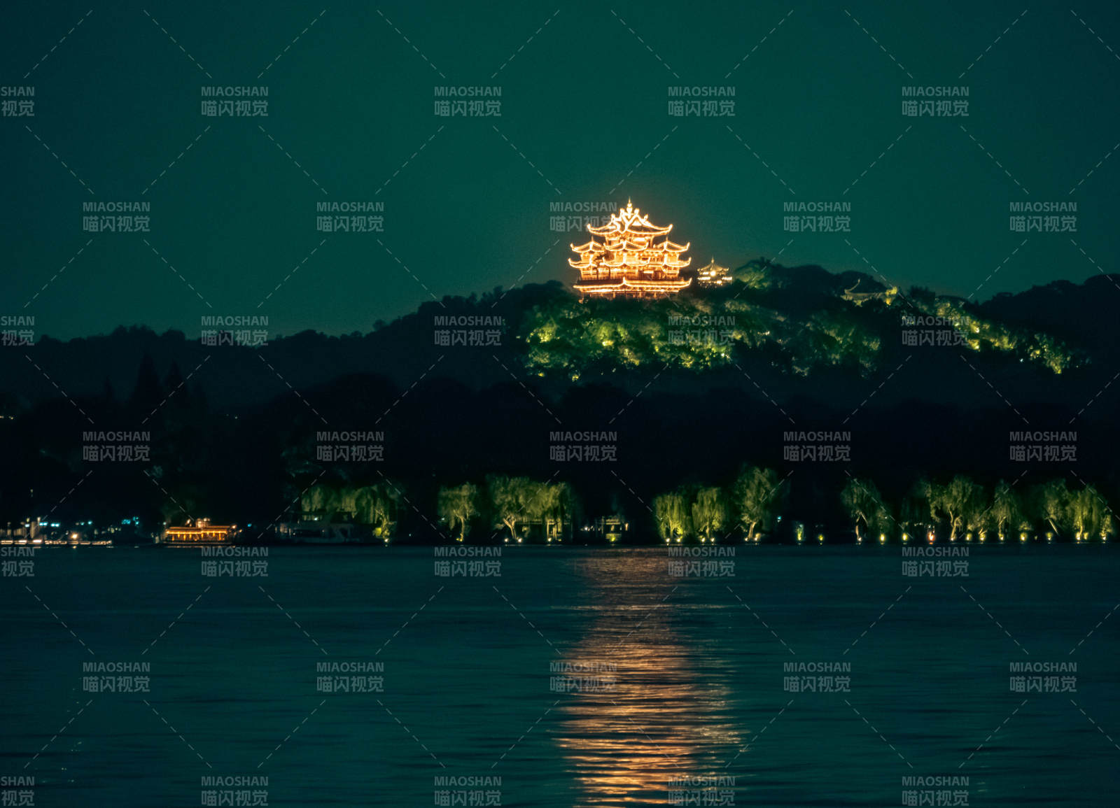 夜色中的湖畔古塔图片