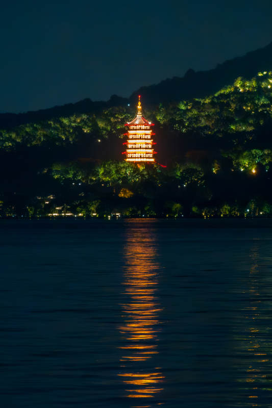 夜色中的雷峰塔图片