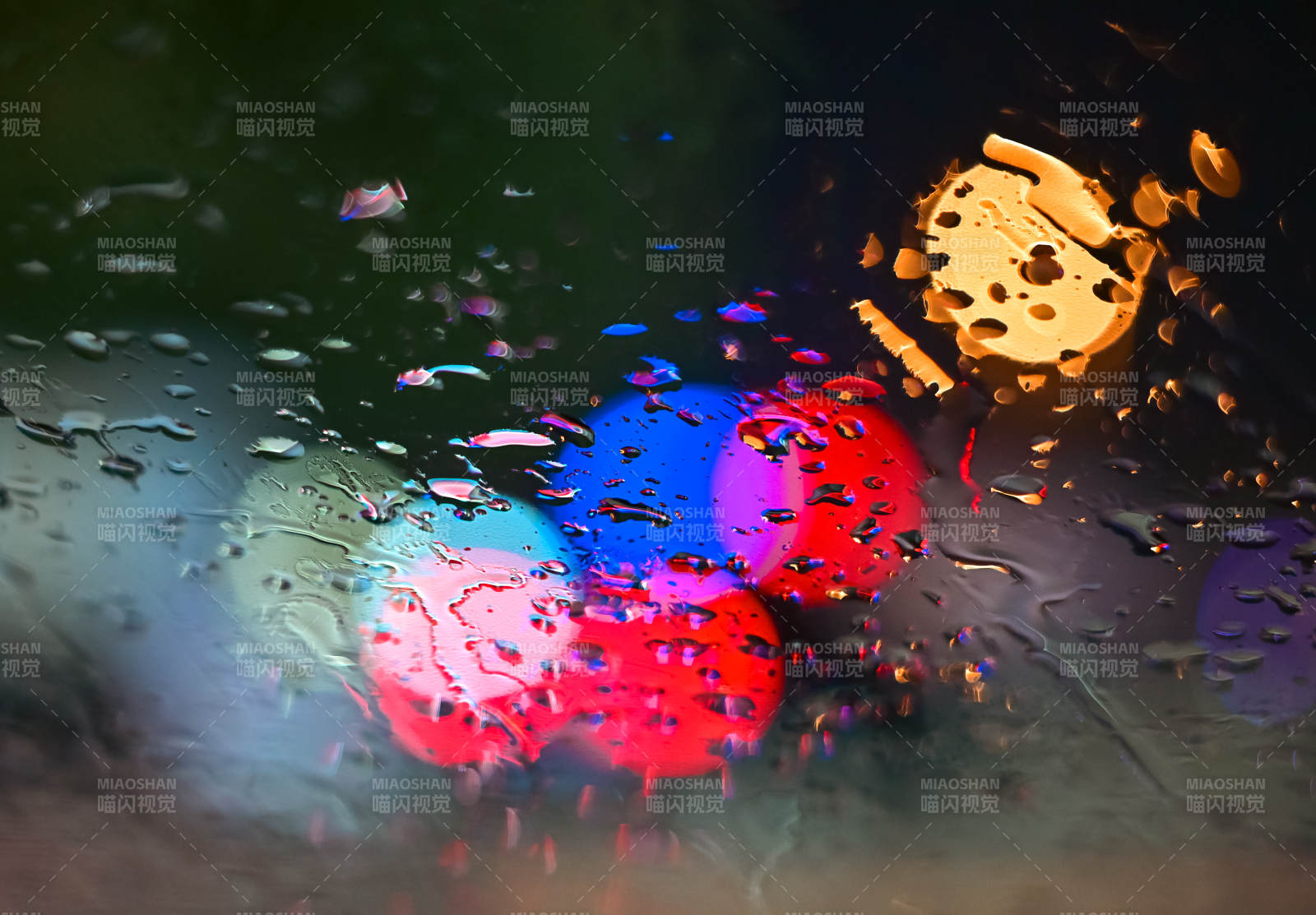 雨夜霓虹灯图片