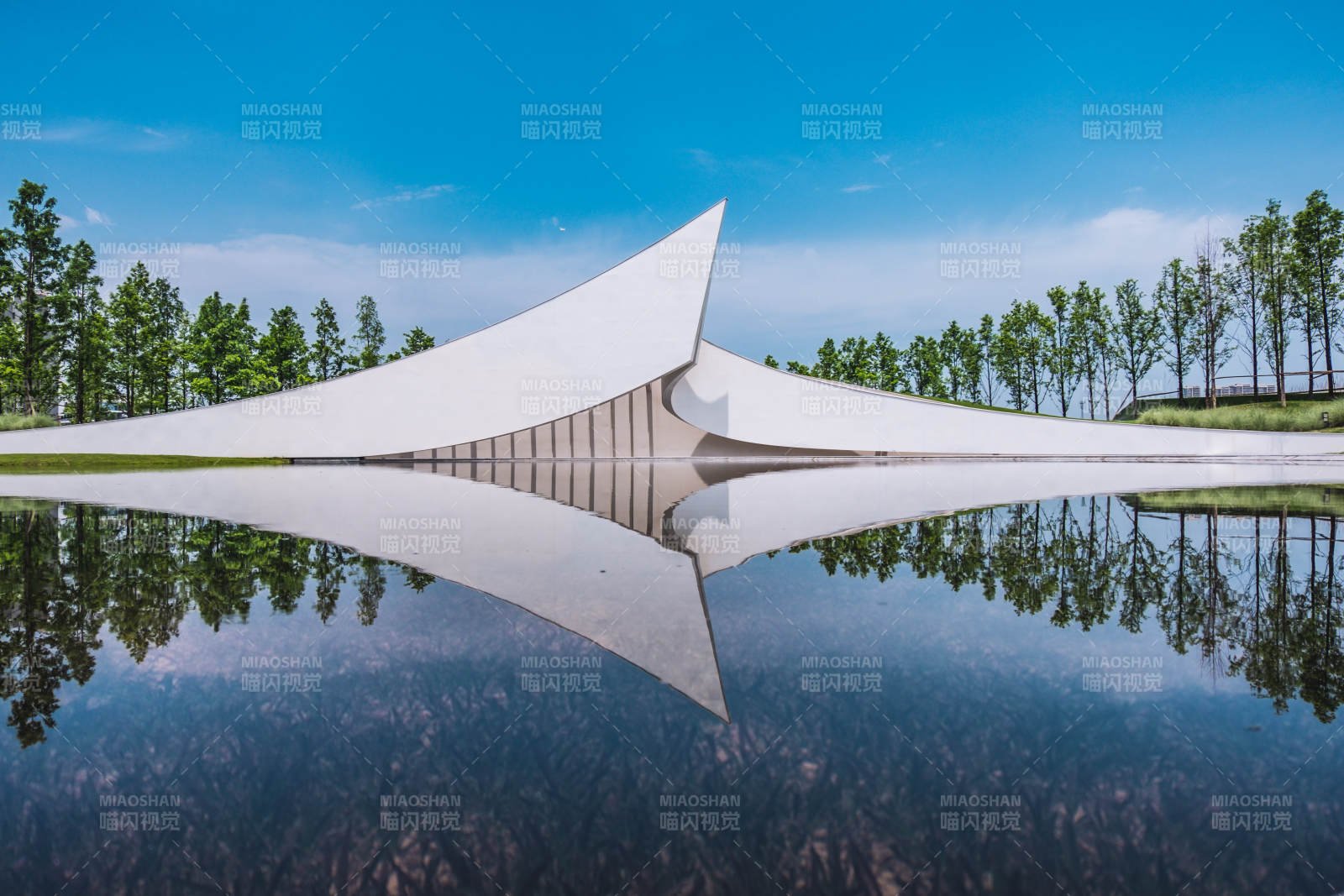 水上建筑倒影图片