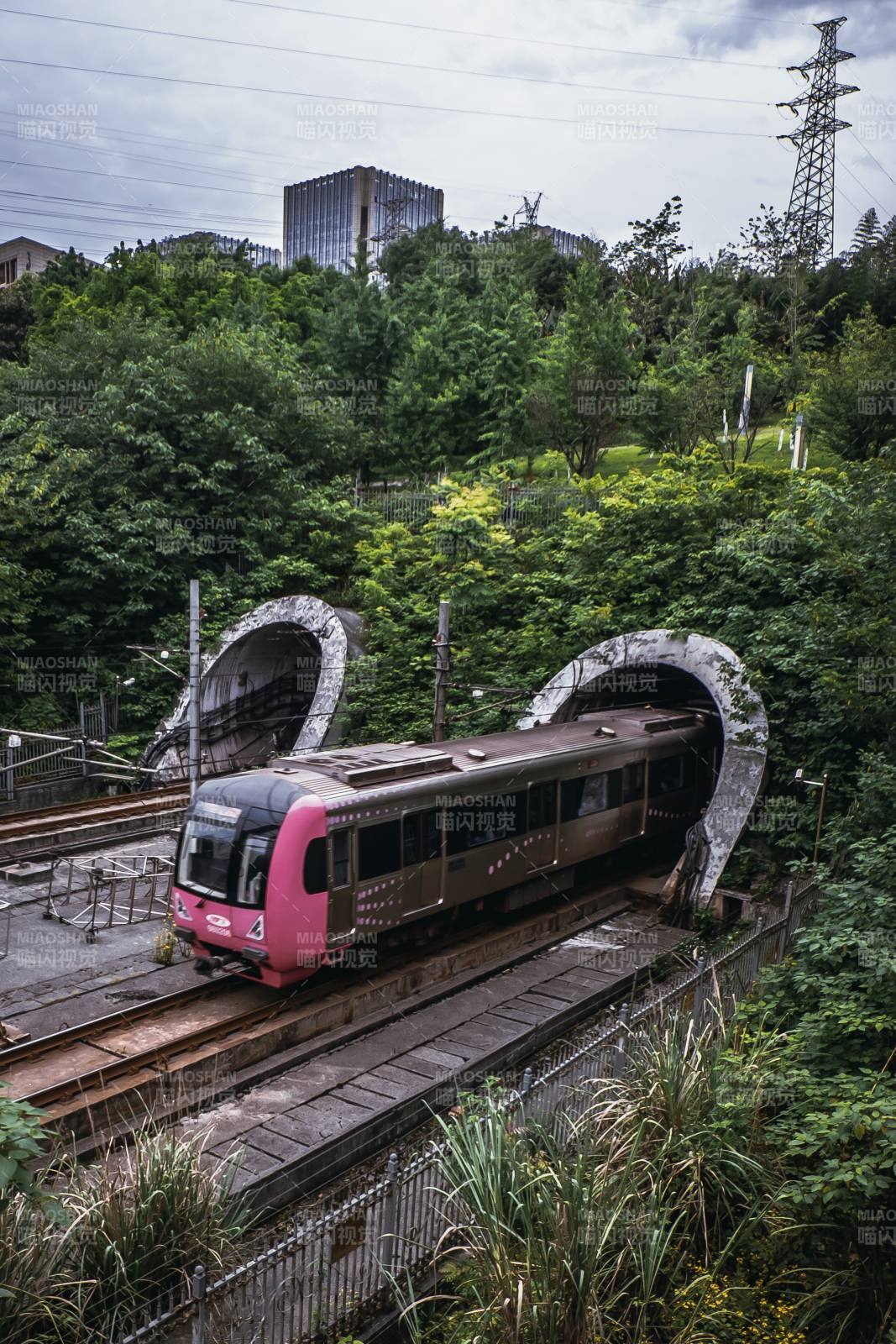 火车出隧道图片