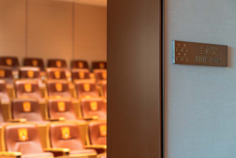 会议室门口的景象图片