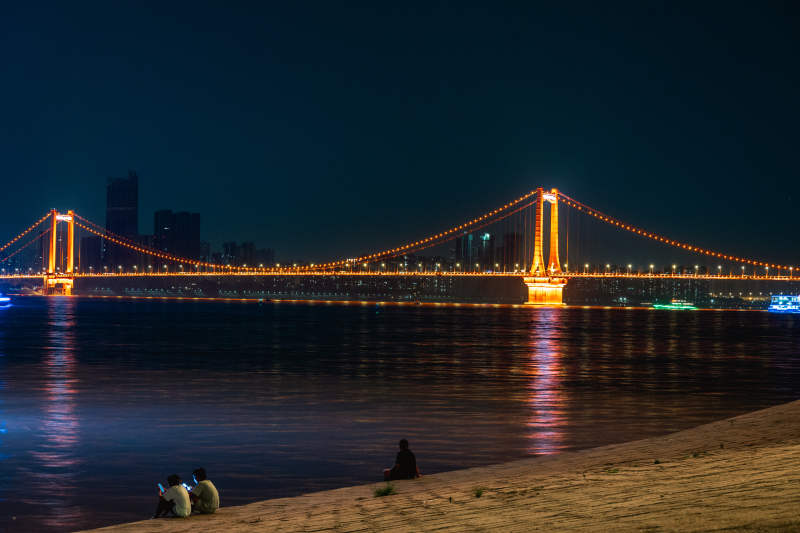 夜色江边桥图片