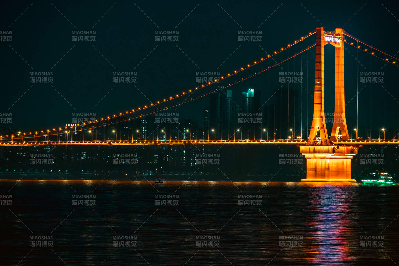 夜色中的金色大桥图片