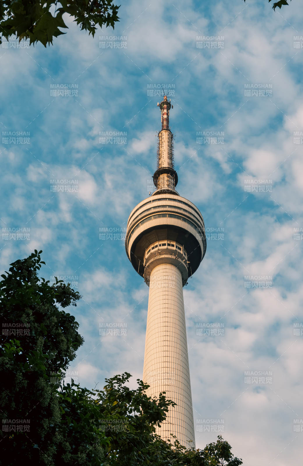高耸电视塔与蓝天图片