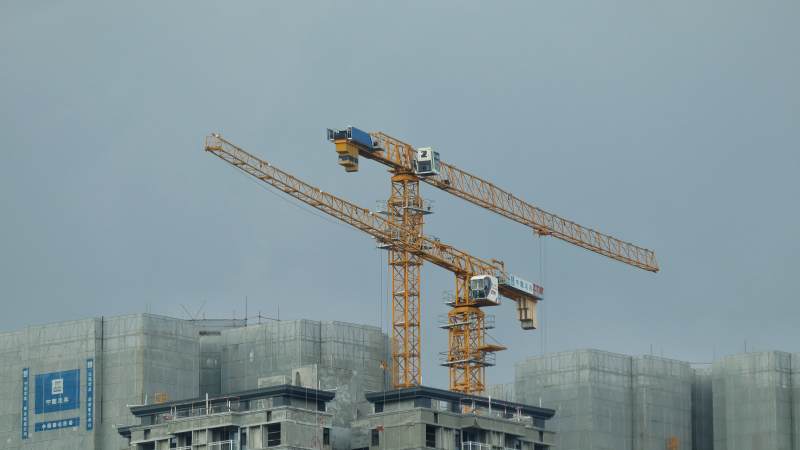 建筑工地上的起重机图片