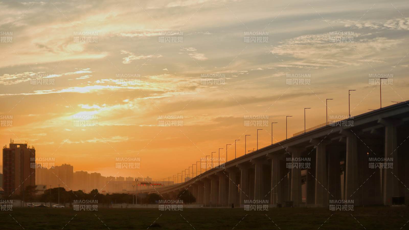 夕阳下的城市桥梁图片