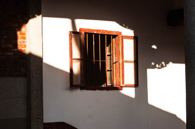光影中的旧窗图片