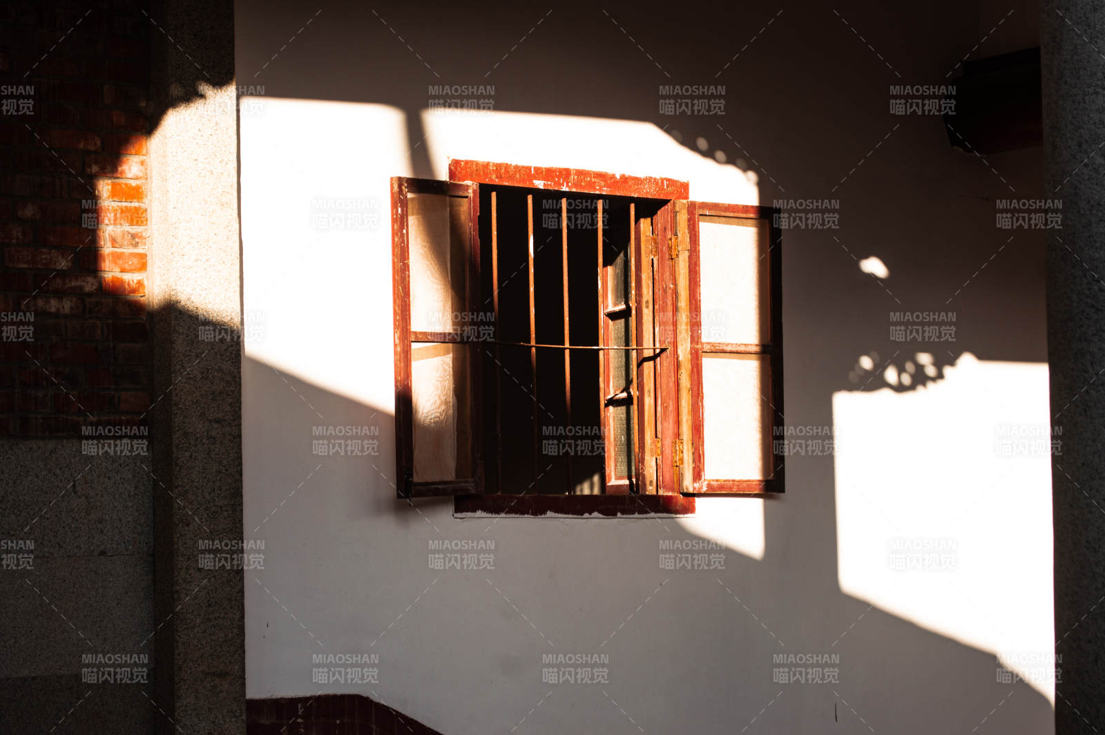 光影中的旧窗图片
