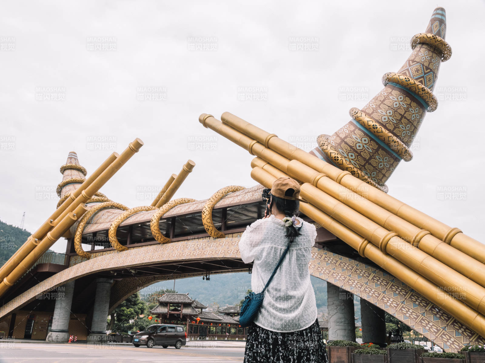 拍摄苗族牛角天桥的游客图片