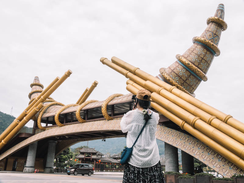 拍摄苗族牛角天桥的游客图片