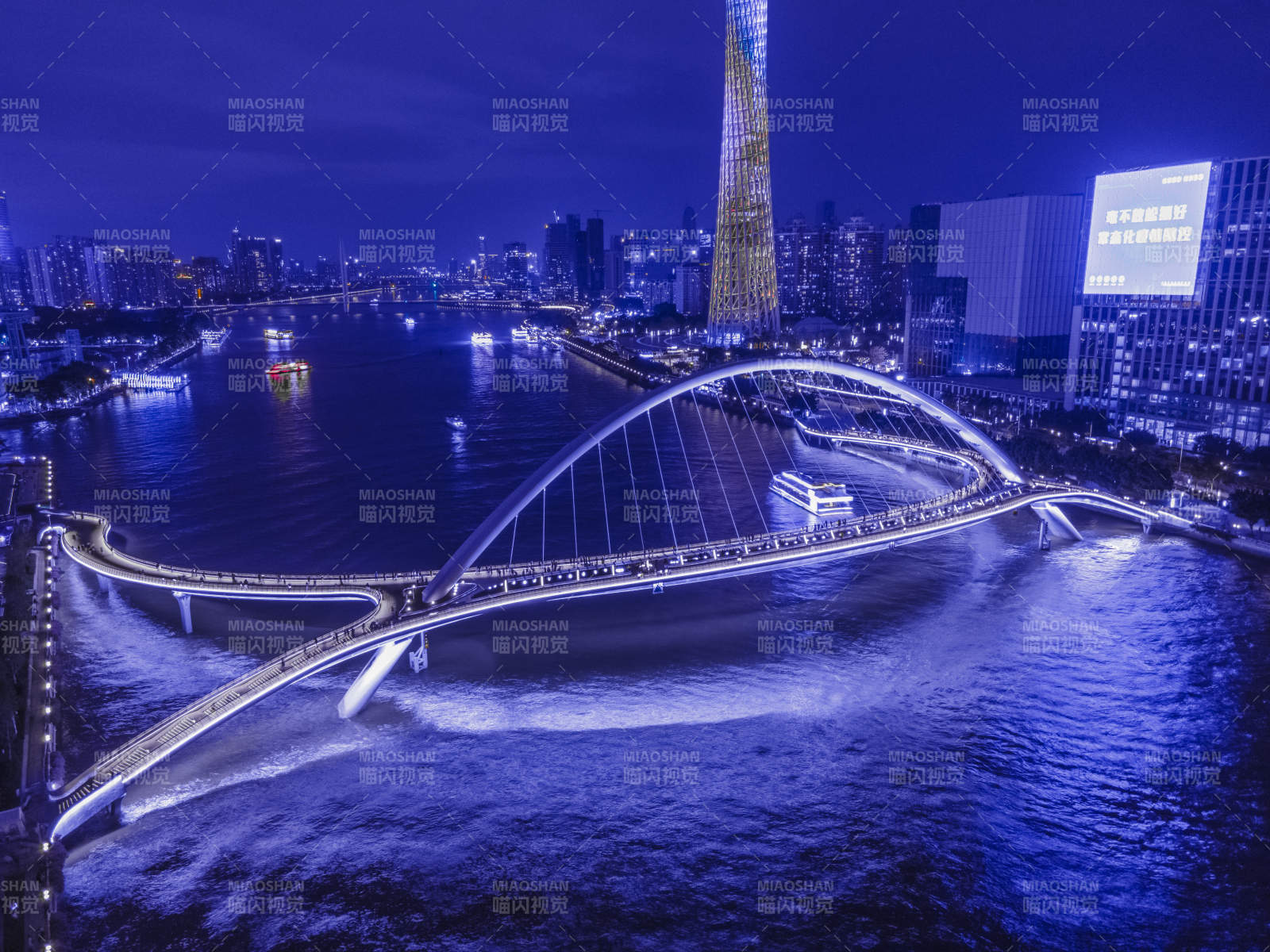 夜色下的城市桥梁图片