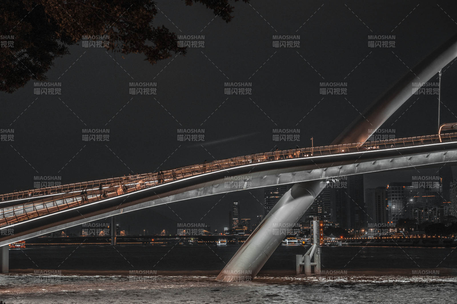 夜色中的城市桥梁图片