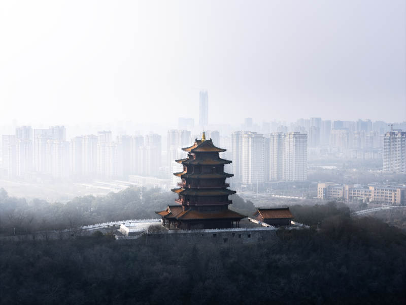 古塔与现代城市的对比图片