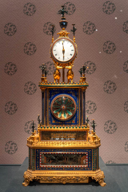 华丽古董钟表展示图片