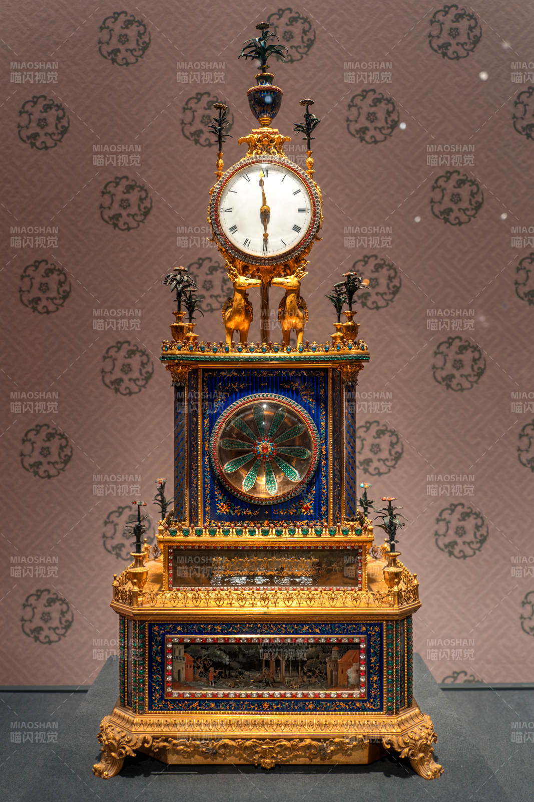 华丽古董钟表展示图片