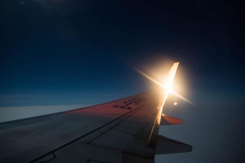 机翼上的日出图片