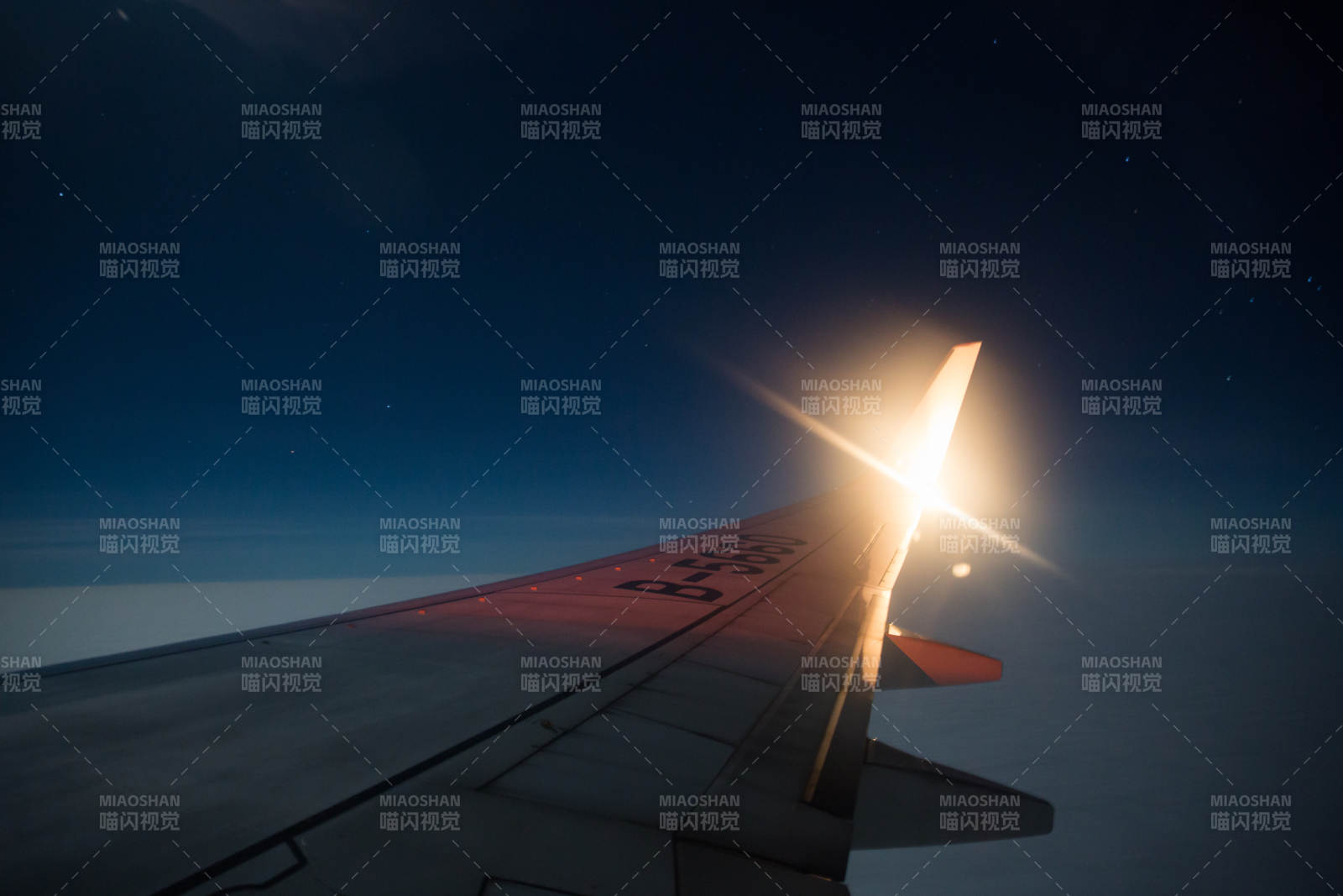 机翼上的日出图片