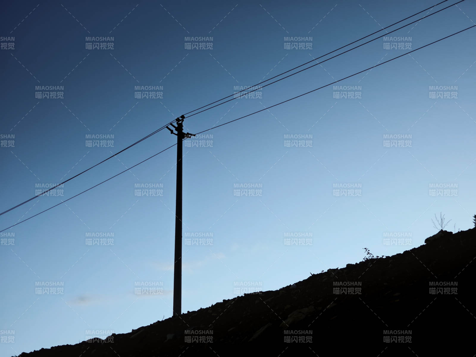 电线杆与蓝天图片