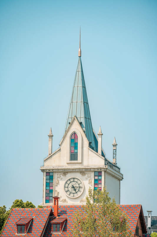 教堂尖塔与红瓦屋顶图片