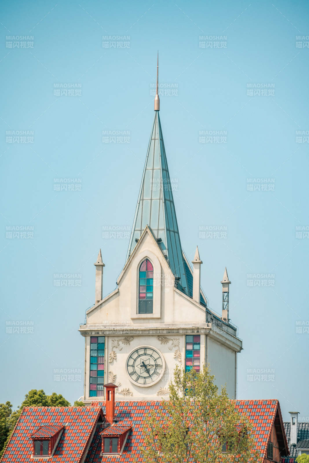 教堂尖塔与红瓦屋顶图片