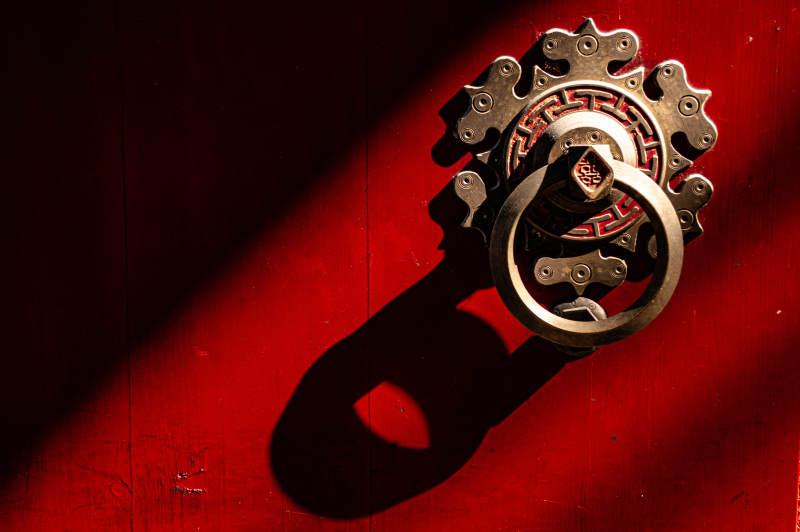 红门上的古老门环图片