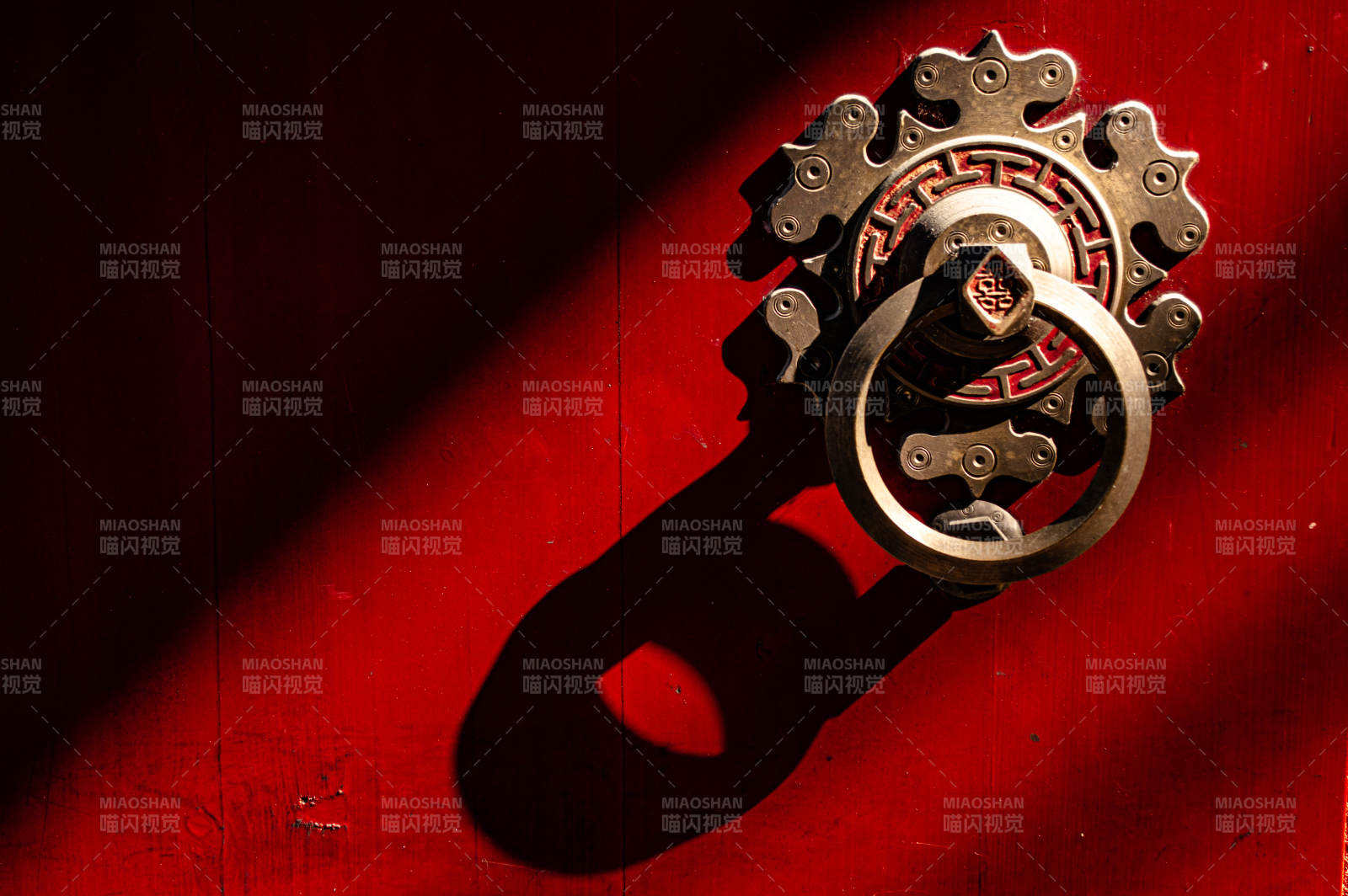 红门上的古老门环图片