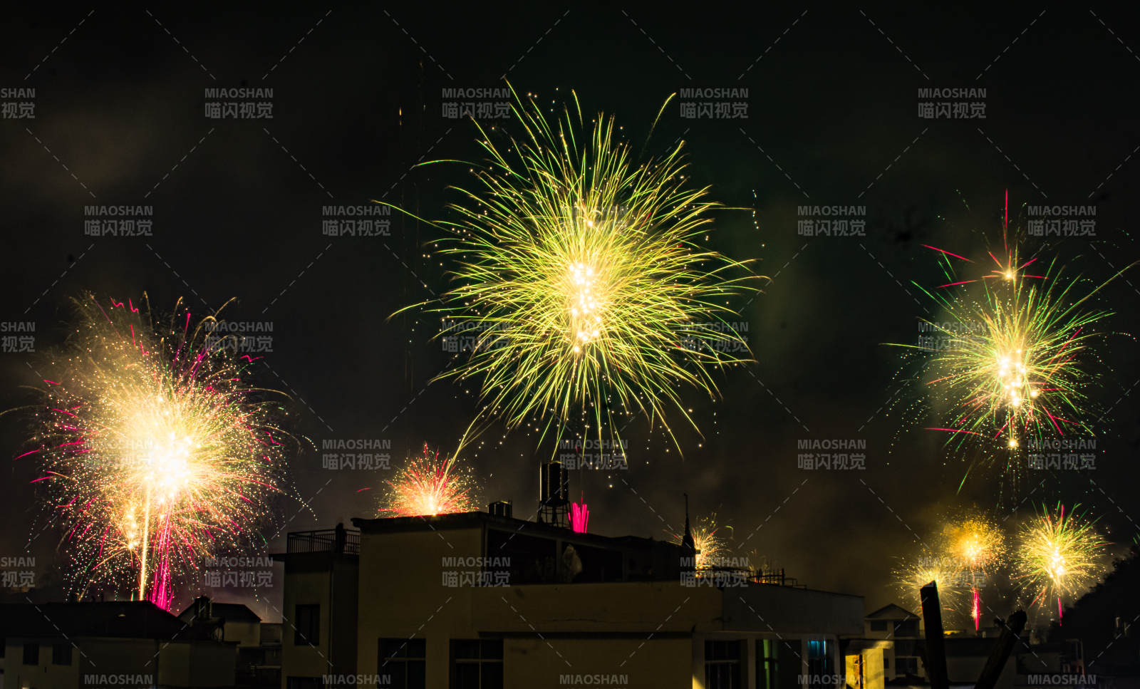 城市上空的烟花盛宴图片