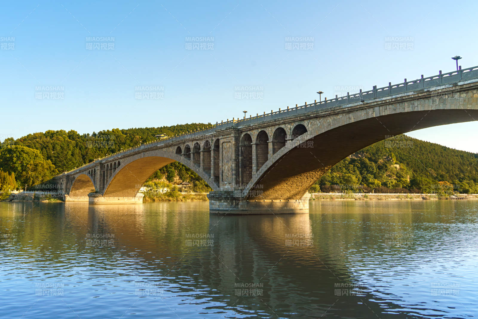 河上拱桥映蓝天图片