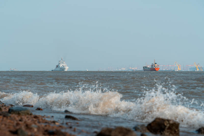 海浪与远航的船只图片