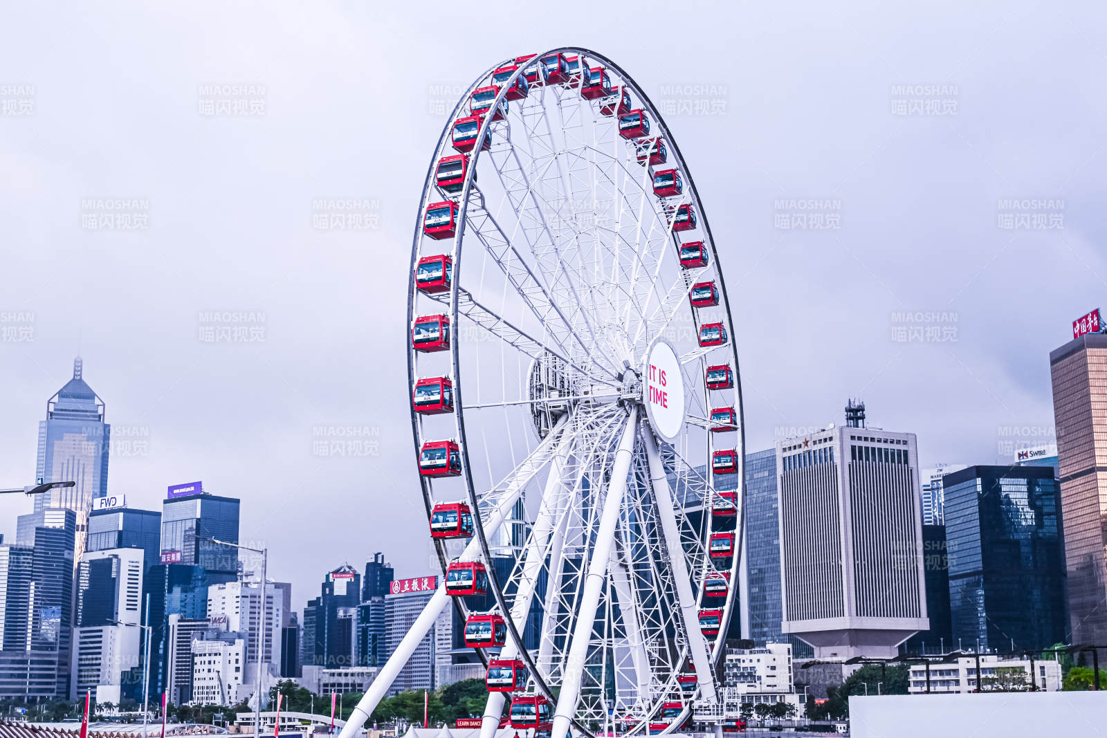 香港摩天轮与城市天际线图片
