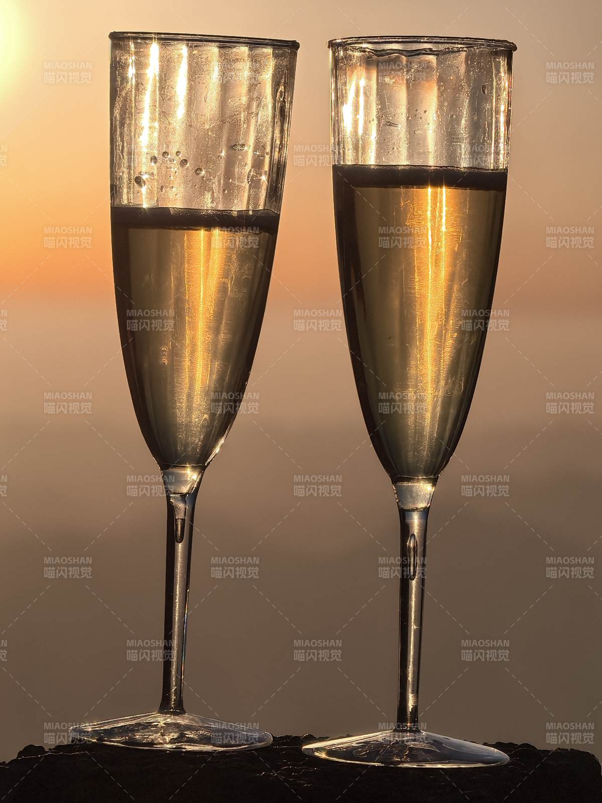 夕阳下的香槟庆祝图片