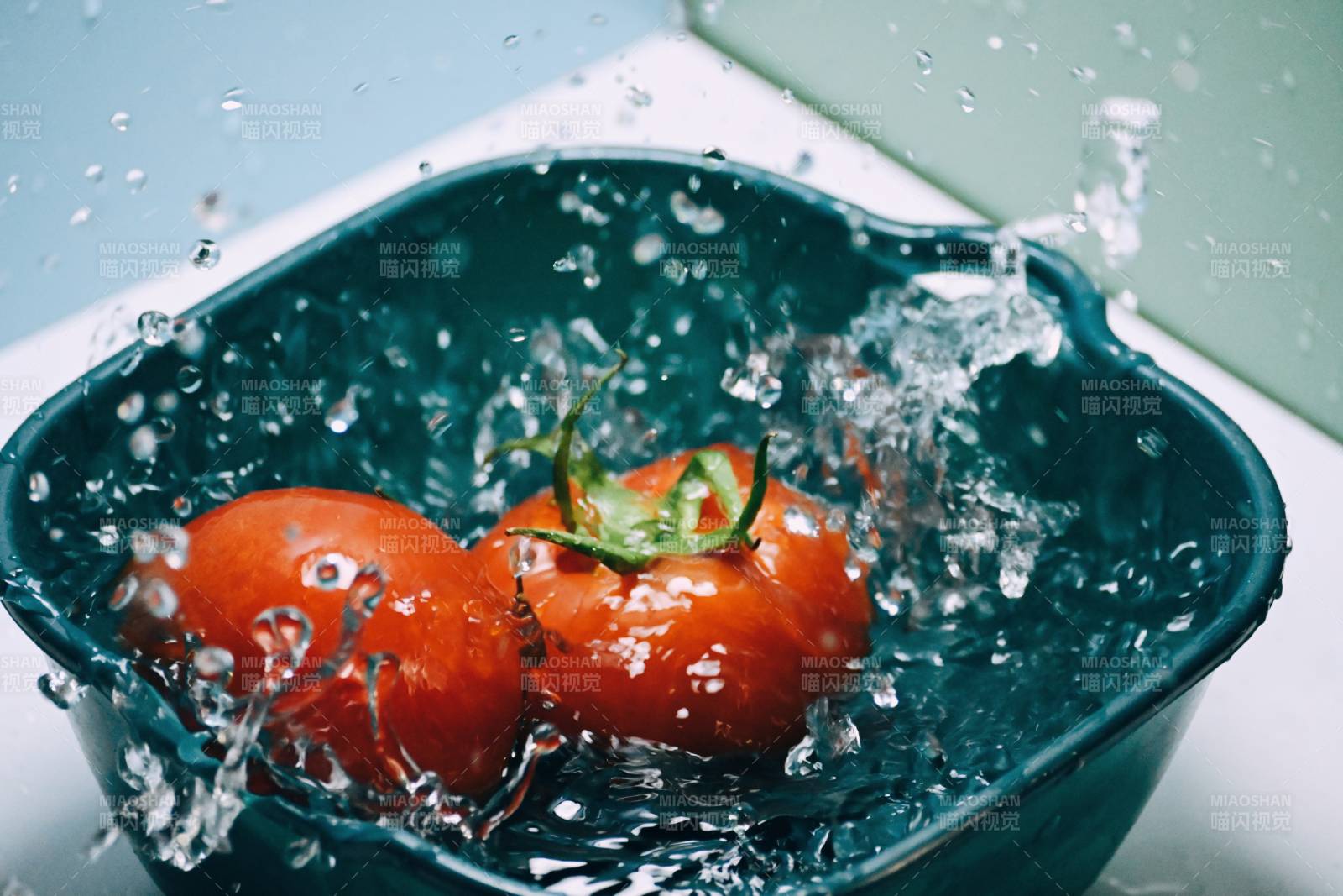 番茄落水瞬间图片