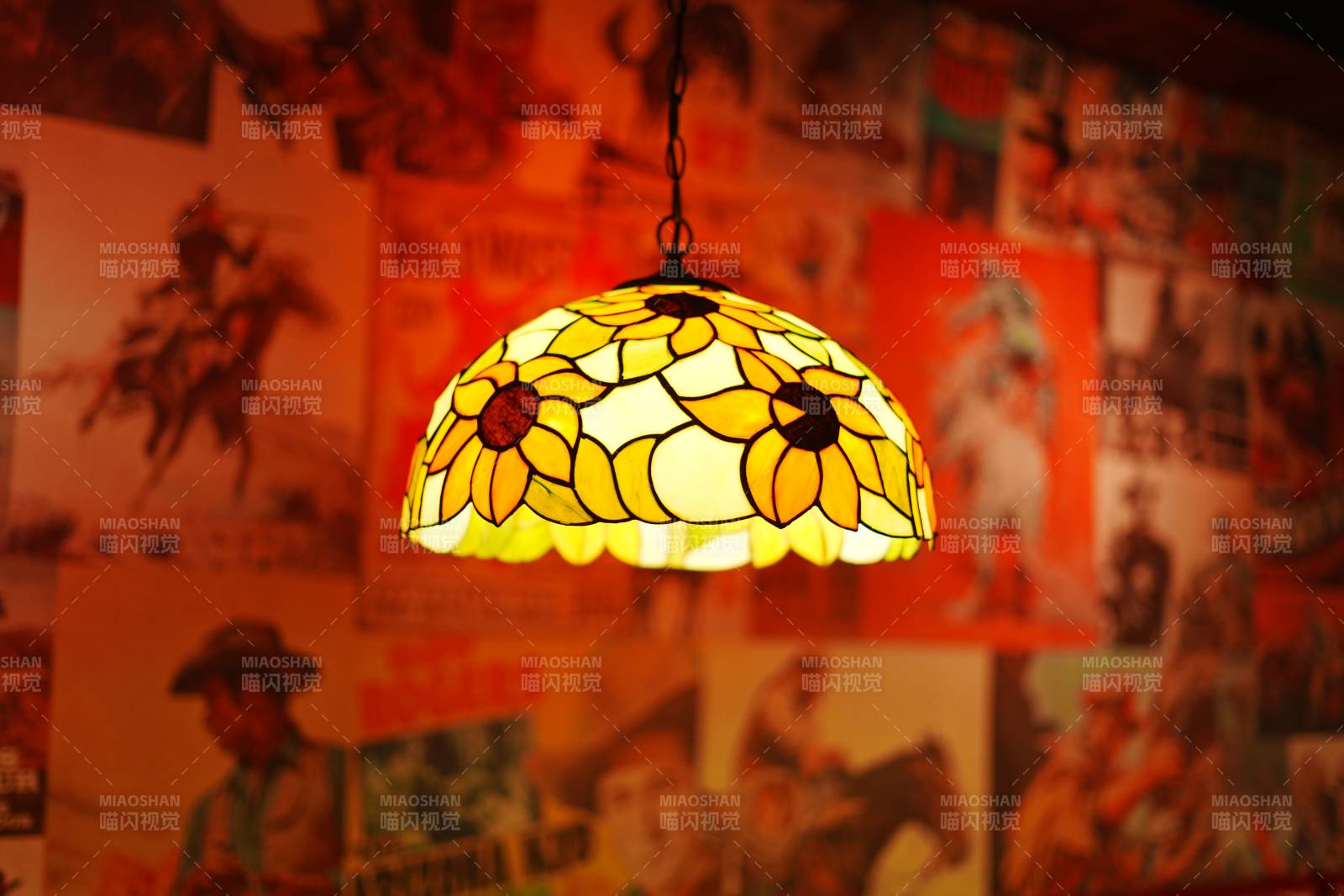 向日葵吊灯与怀旧海报图片