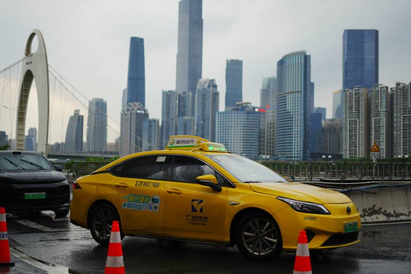 城市中的黄色出租车图片